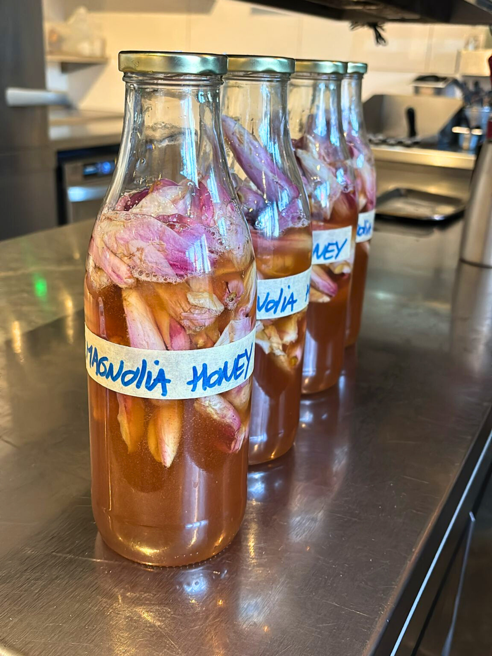 Magnoliahoning van Mark van der Linden van Harvest Café & Bakery in Rotterdam